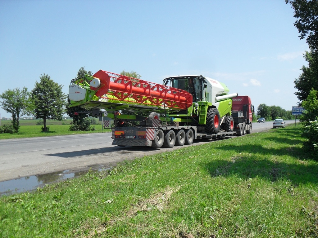 Transportation of the combine John Deere - 3