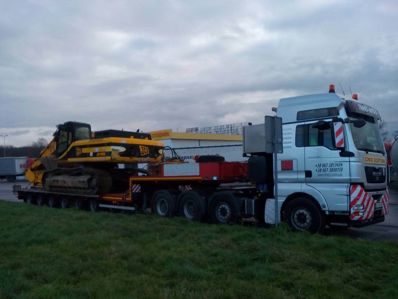 Перевозка экскаватора JCB