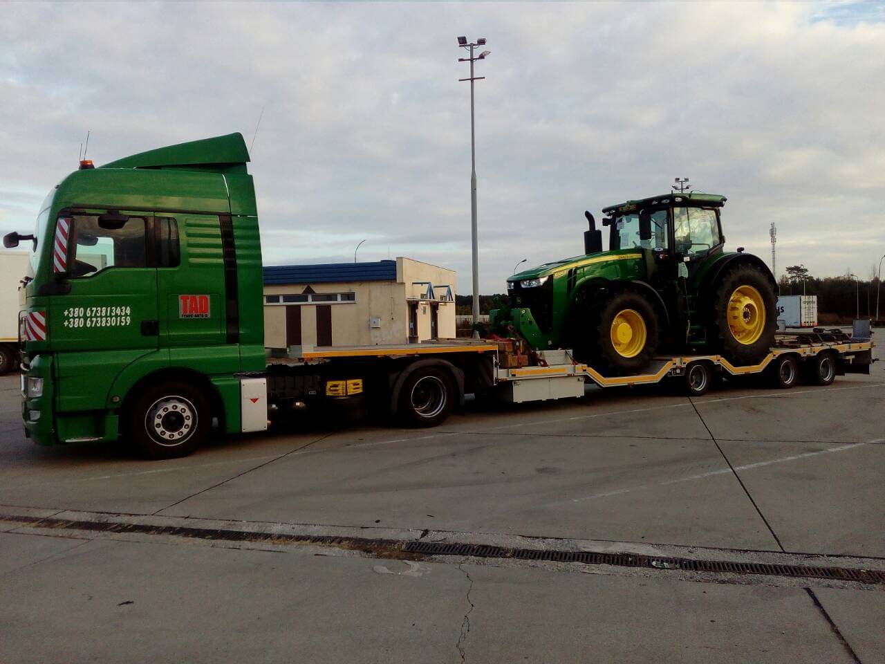 Перевозка трактора Джон Дир по Украине