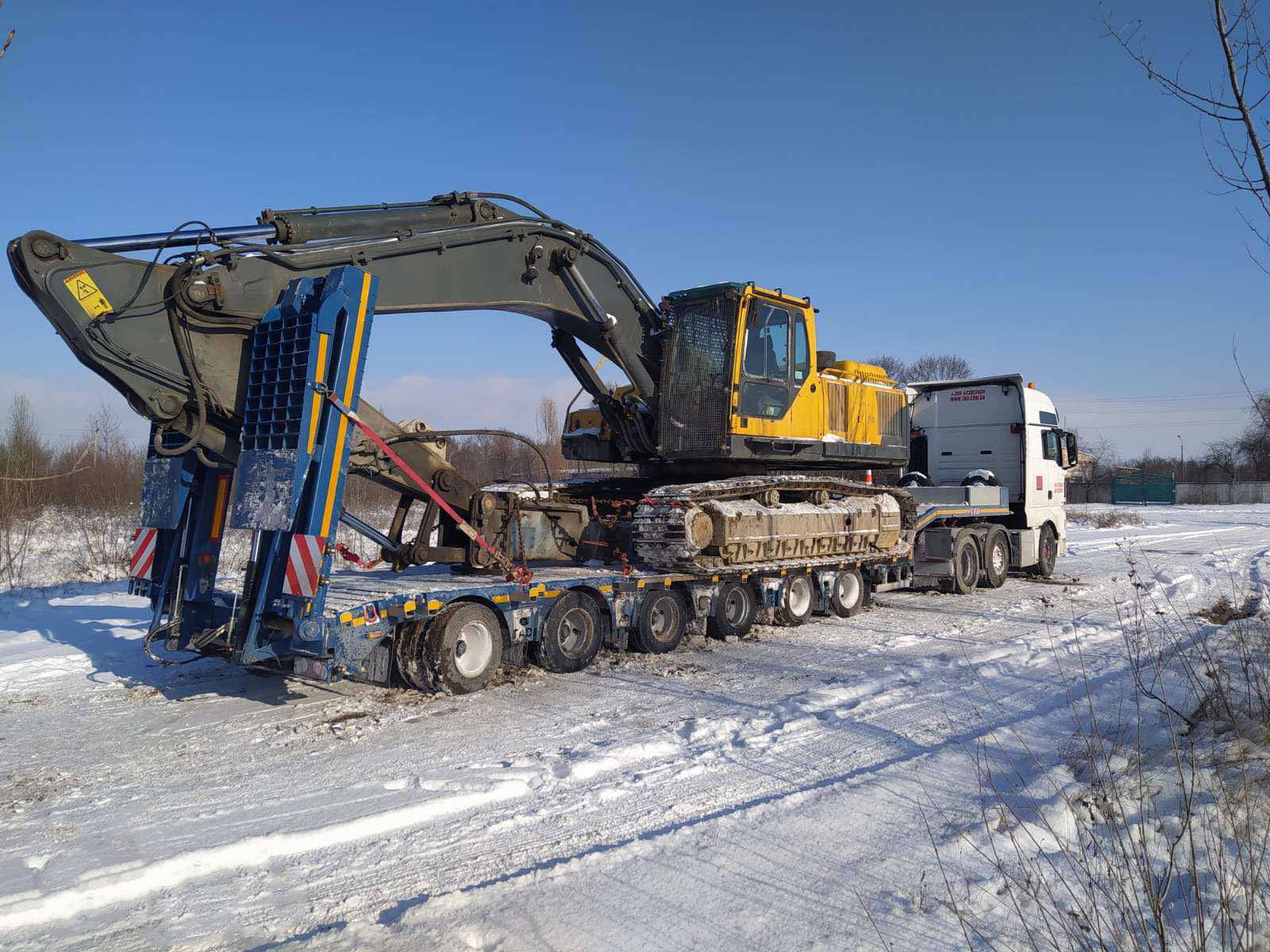 Transportation of the #Volvo EC360 excavator with a hydraulic hammer. Cargo parameters: 11x3.34x3.2
