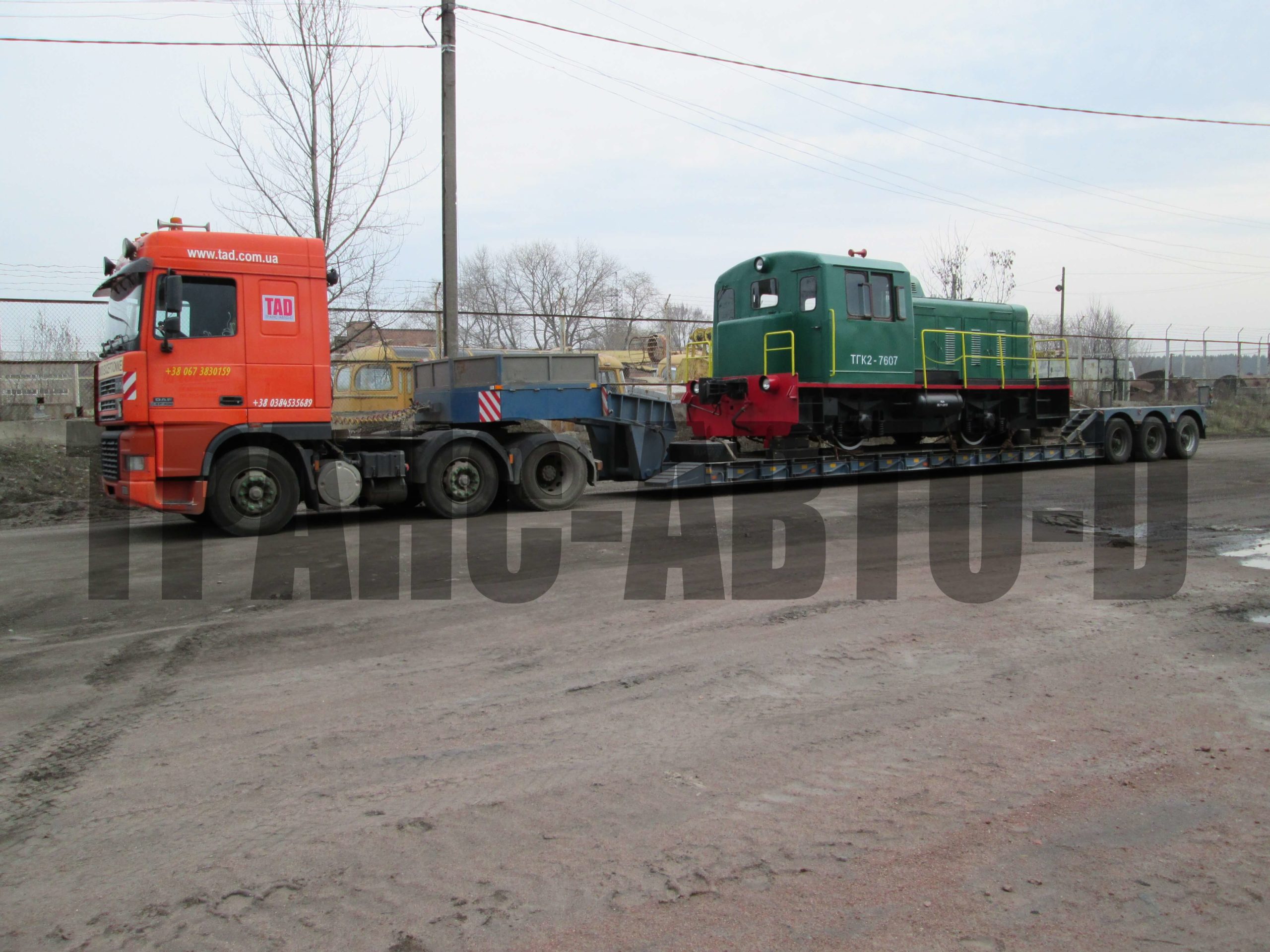 Доставка тралом небольшого поезда по Украине