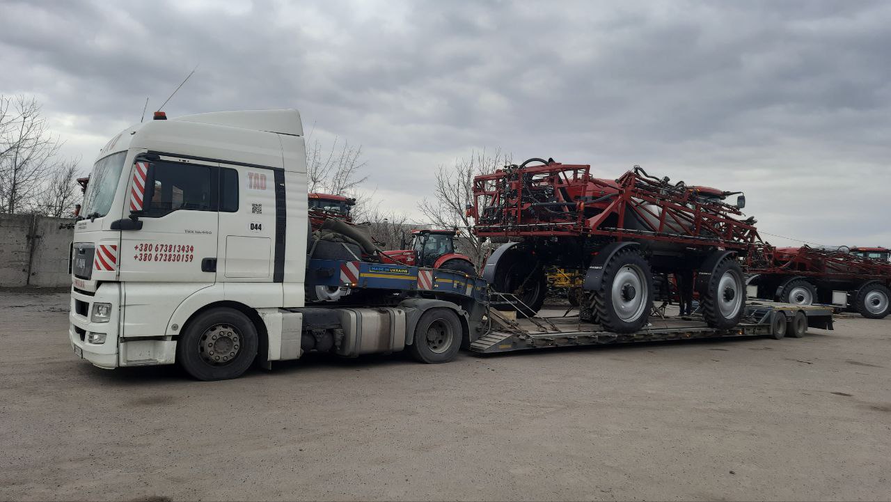 Перевозка опрыскивателя Case IH