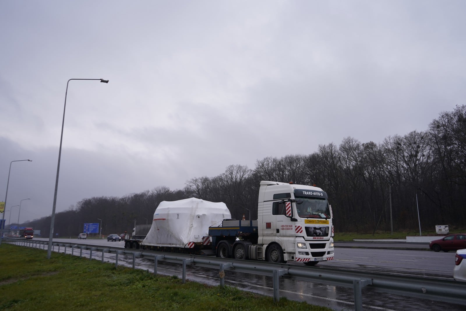 Transportation of industrial equipment. Cargo parameters: 9x5.50x4.00