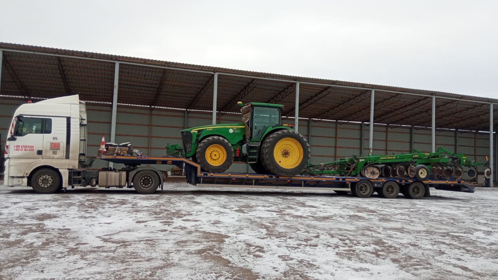 Перевозка тракторов John Deere