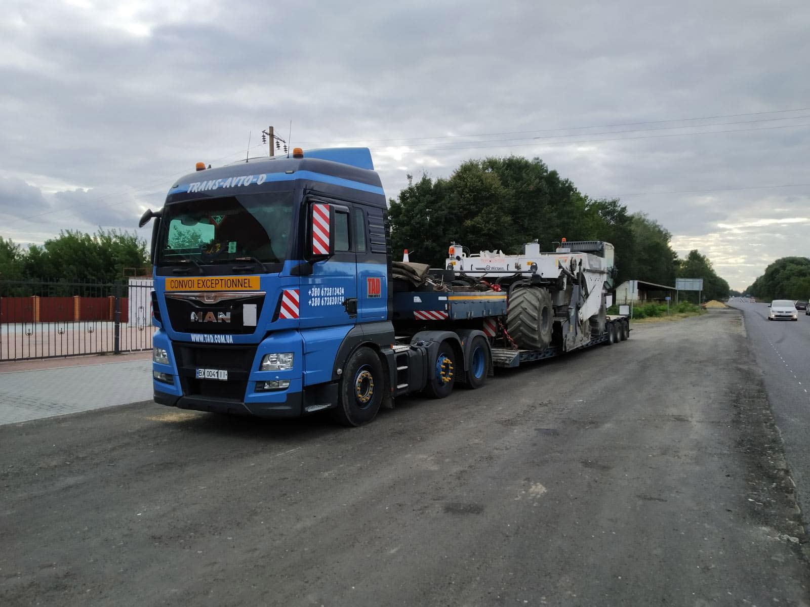 Transportation of a Wirtgen asphalt recycler. Dimensions 3.2 mx 3.2 mx 8.8 m