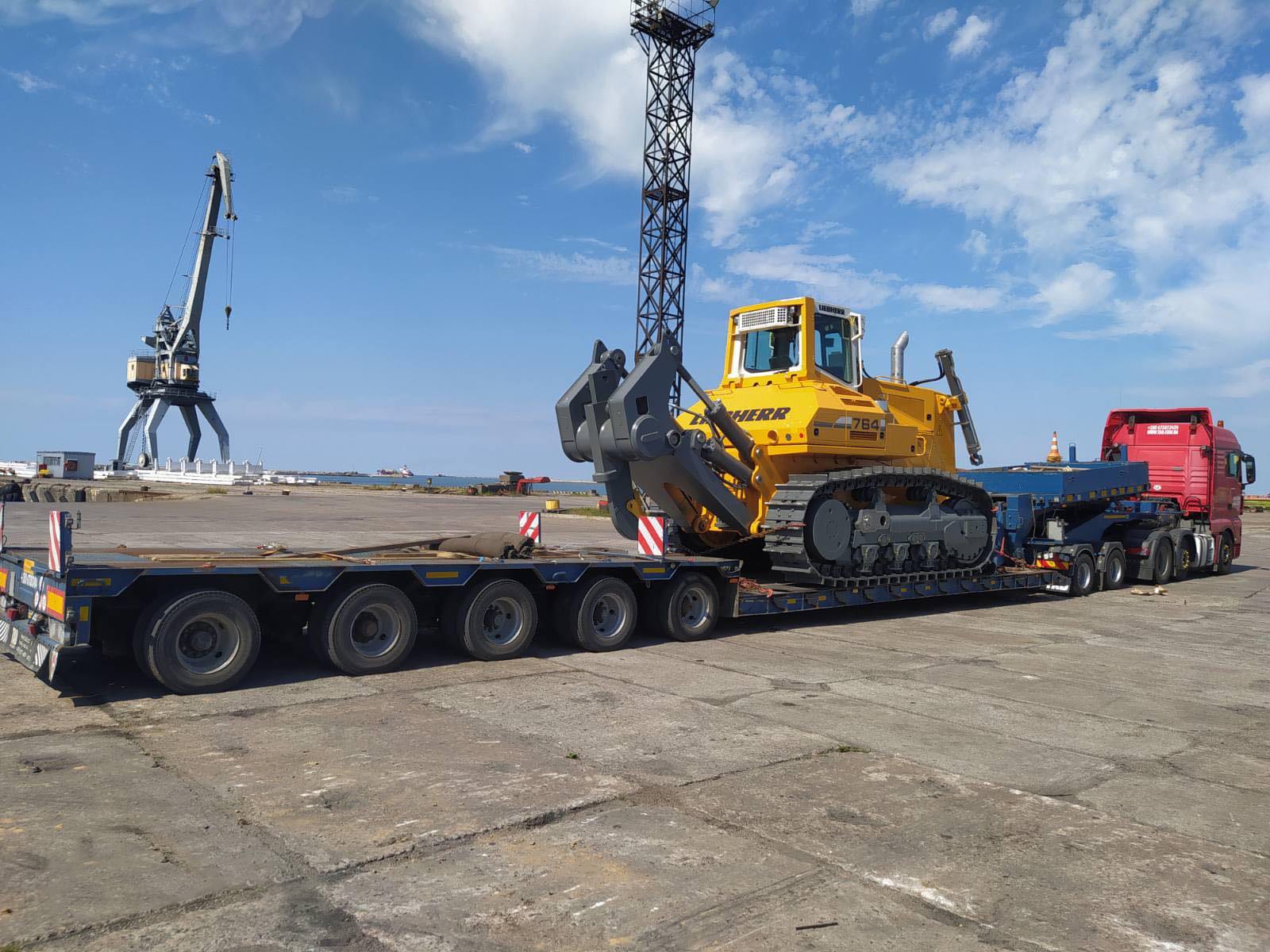 Velikovagovі transported bulldozer Liebherr 764