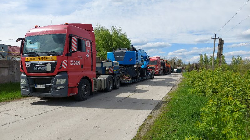 колона негабаритного перевезення екскаваторів