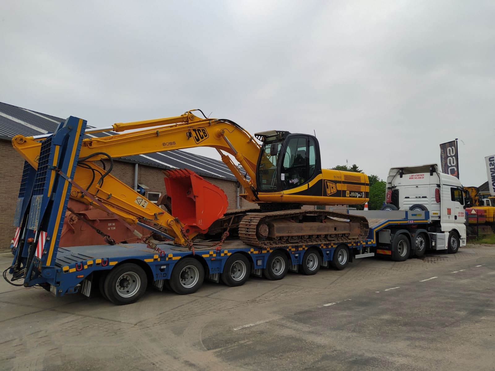 Перевозка негабаритного экскаватора JCB