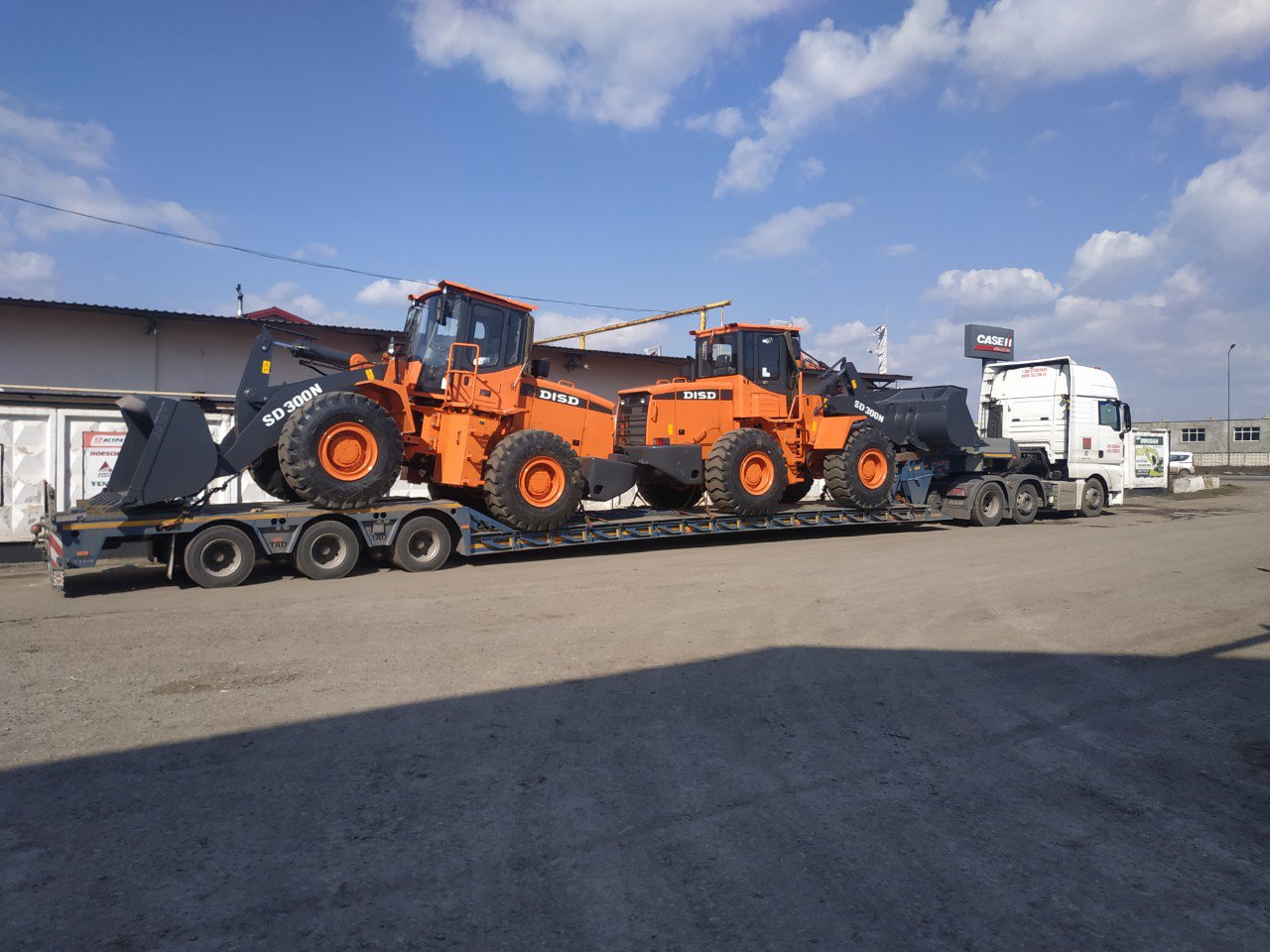 Oversized transportation of DISD SD300N wheel loaders