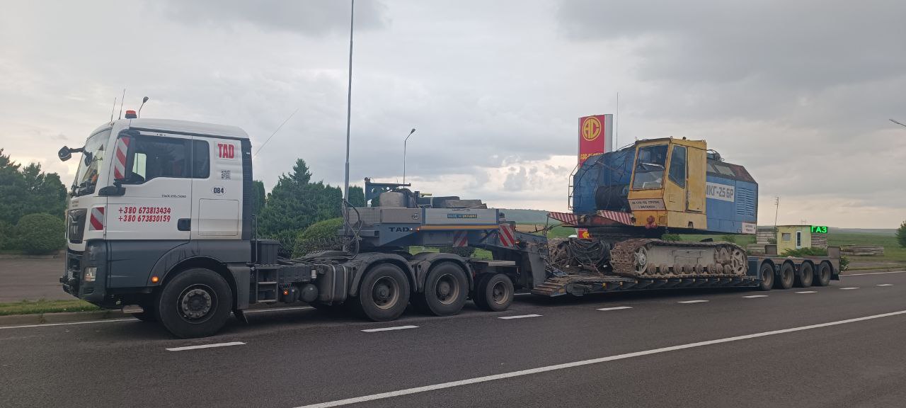 Transportation of a crawler crane